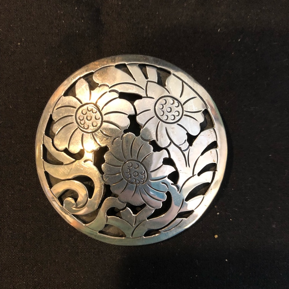 Metal flower pin